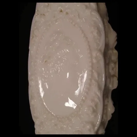 Gorgeous Jenny Lind Milk Glass Glove Box with lid by Fostoria. MINT condition - Picture 7 of 9